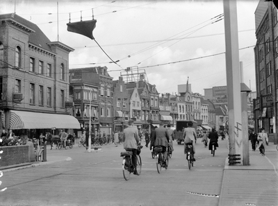 400141 Gezicht op het Vredenburg te Utrecht, met op de voorgrond enkele fietsers en op de achtergrond de noordelijke ...